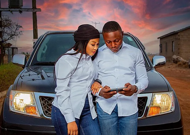 jeune couple en rachat de crédit